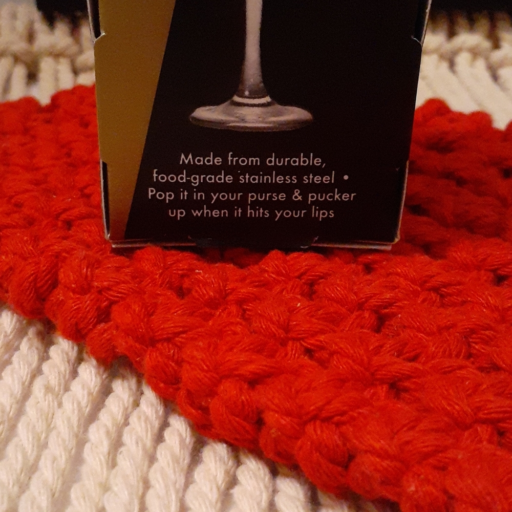 *NWT* 6oz. Red Lipstick Flask - Picture 5 of 5